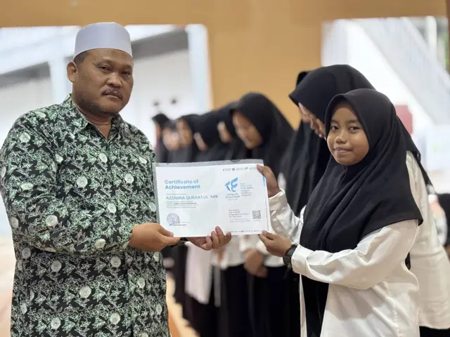 Penyerahan sertifikat Festival Hafalan