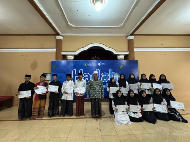 Santri putra dan putri memegang sertifikat Harlah 24