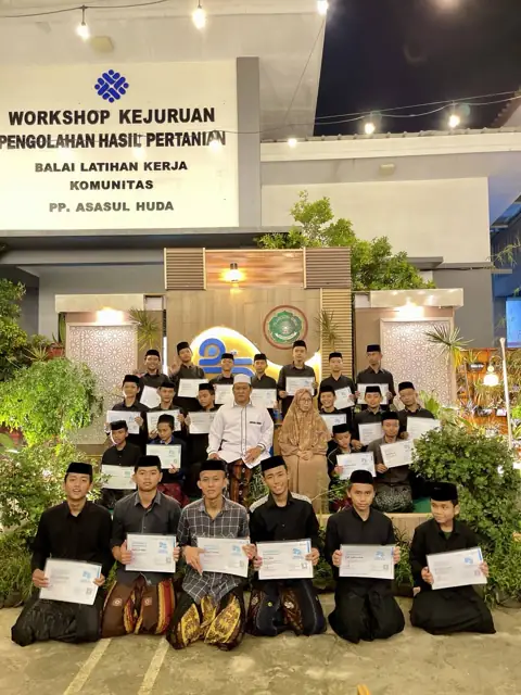 Santri putra penerima sertifikat bersama Pengasuh