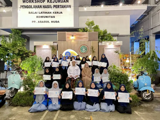 Santri putri penerima sertifikat bersama Pengasuh